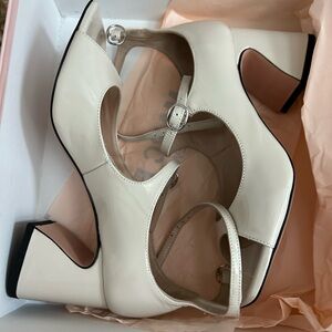 Marc Fisher Cream Heels Elegant Design Leather Dress shoes! Never worn!